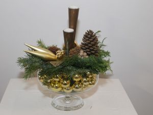 Luxe kerststukje in mooie kom gevuld met ballen