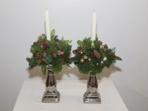 Twee 'matching' kerststukjes op kandelaars