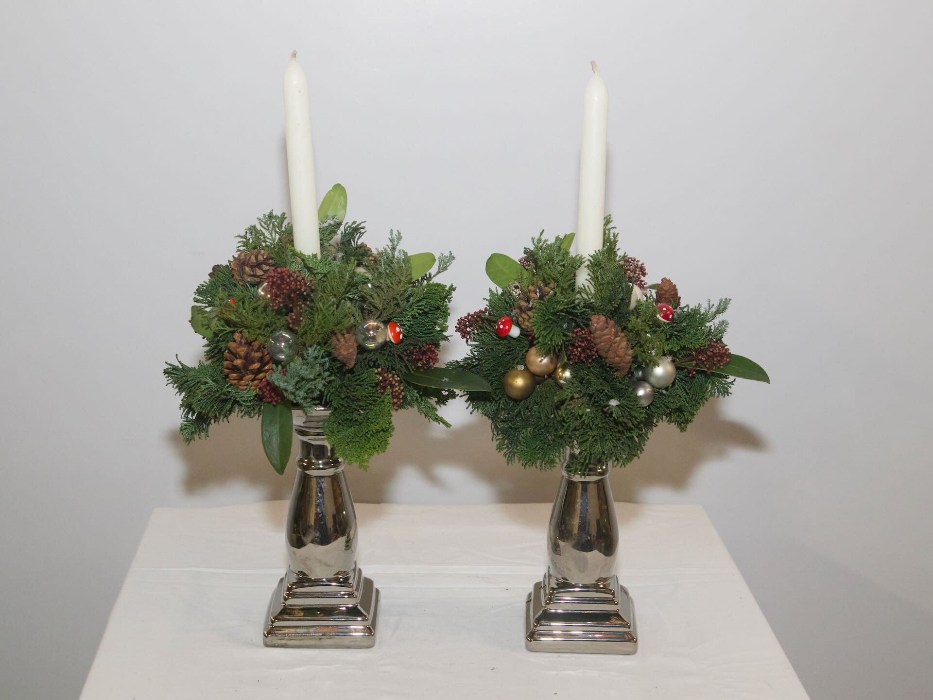 Twee 'matching' kerststukjes op kandelaars